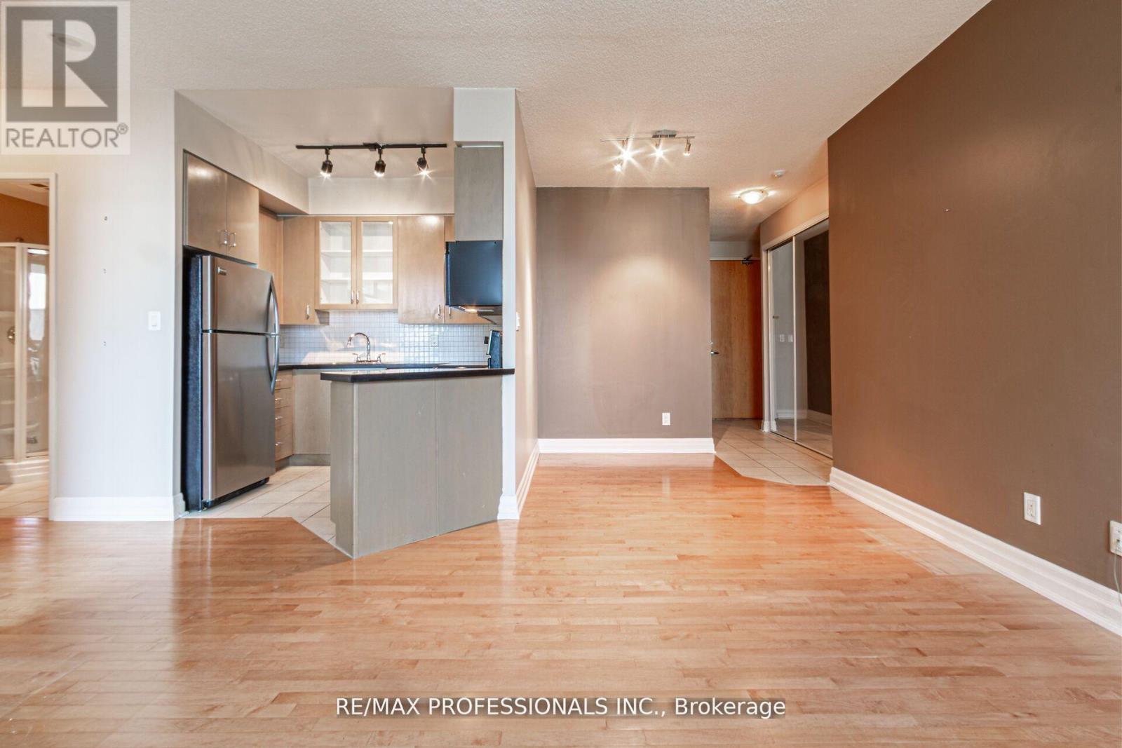 1007 - 70 Alexander Street, Toronto, Ontario  M4Y 3B6 - Photo 5 - C12427096