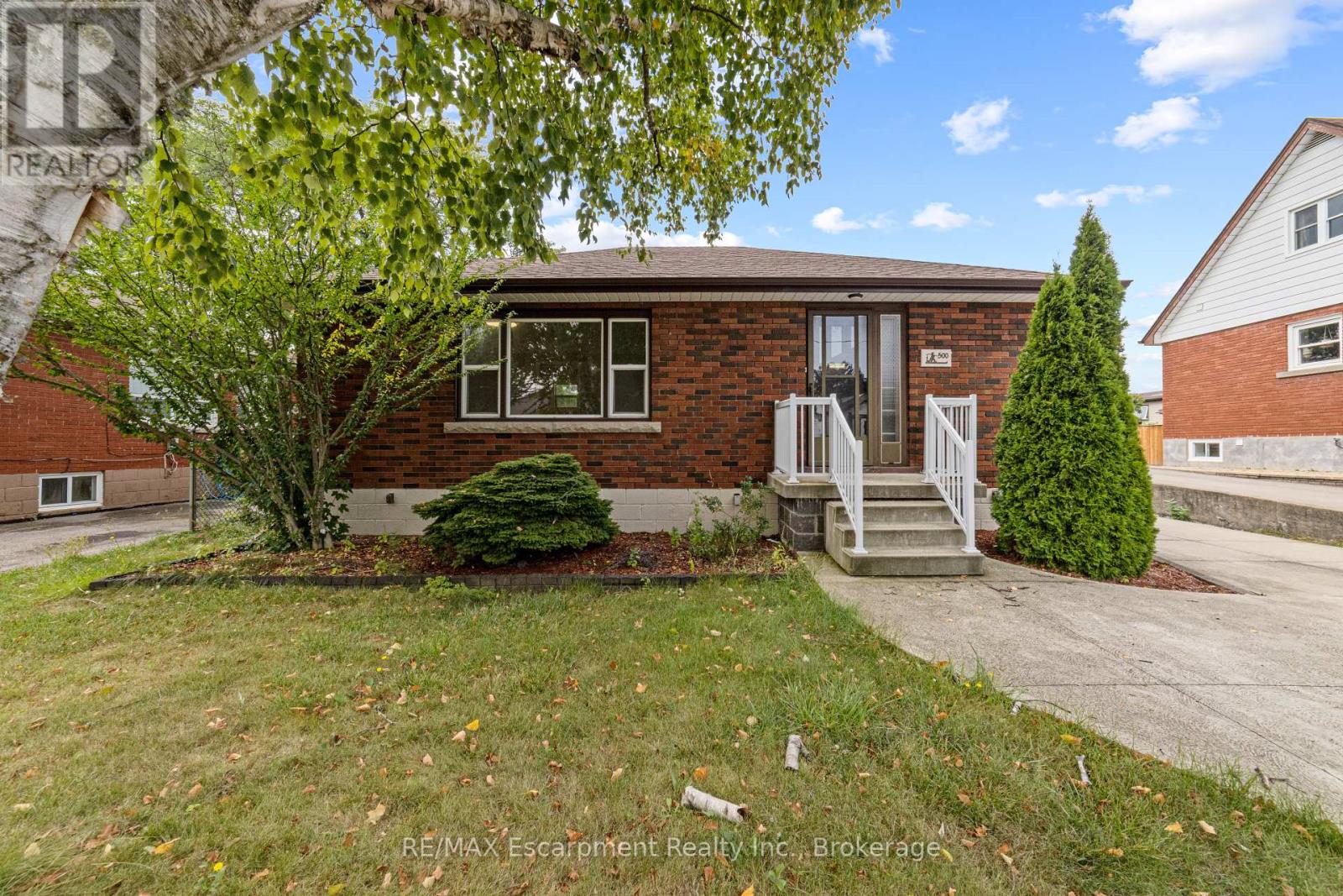<div class="slider-price">$649,900</div><p>500 Rosseau Road, Hamilton, Ontario</p>