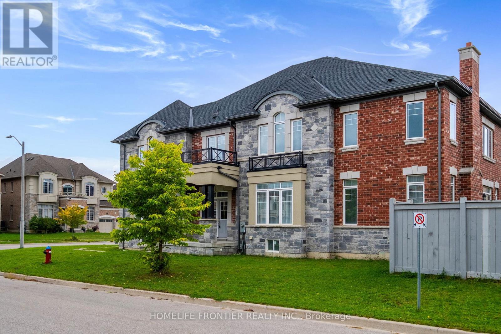 227 Inverness Way, Bradford West Gwillimbury, Ontario  L3Z 0W6 - Photo 2 - N12427065