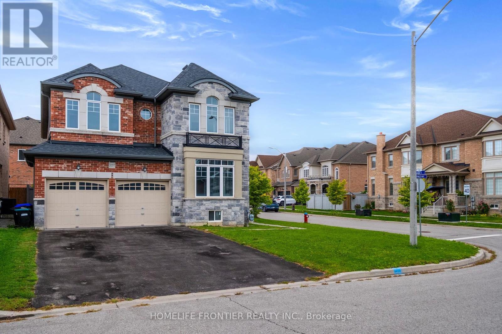 227 Inverness Way, Bradford West Gwillimbury, Ontario  L3Z 0W6 - Photo 3 - N12427065