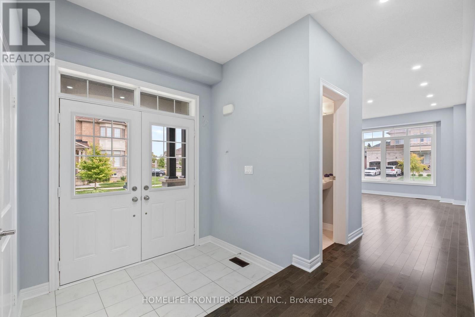 227 Inverness Way, Bradford West Gwillimbury, Ontario  L3Z 0W6 - Photo 5 - N12427065