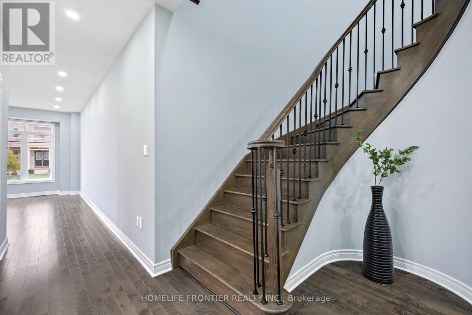227 Inverness Way, Bradford West Gwillimbury, Ontario  L3Z 0W6 - Photo 6 - N12427065