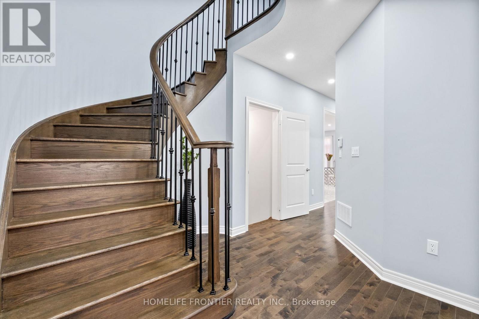 227 Inverness Way, Bradford West Gwillimbury, Ontario  L3Z 0W6 - Photo 7 - N12427065