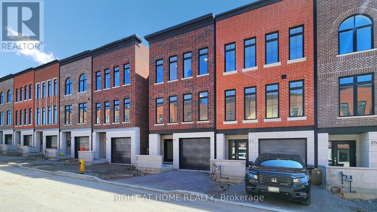 21 Chestnut Court, Aurora, Ontario  L4G 4A4 - Photo 2 - N12427085