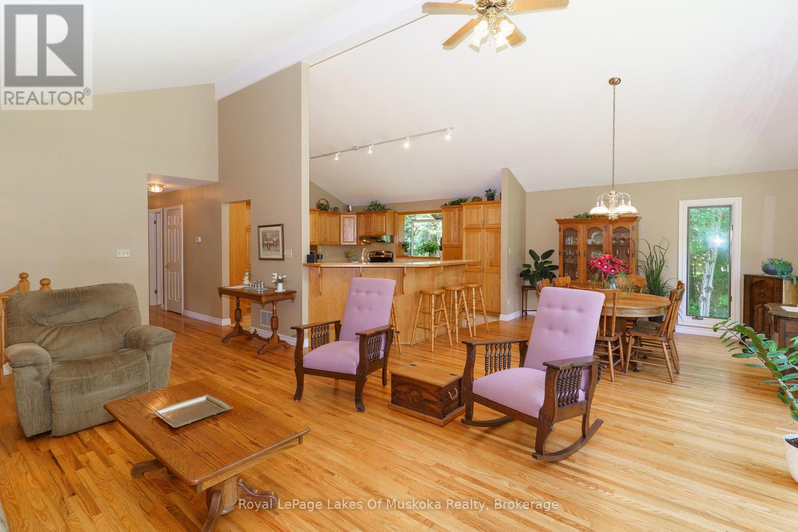1020 Amelia Crescent, Gravenhurst, Ontario  P0E 1G0 - Photo 11 - X12427244