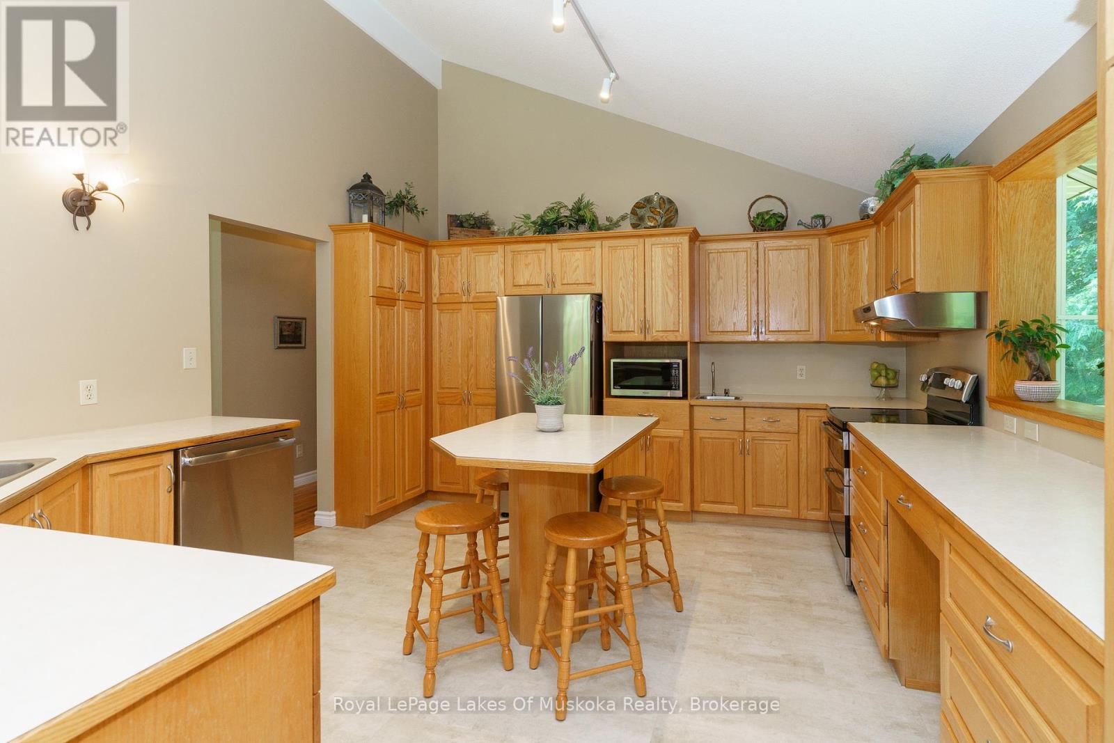 1020 Amelia Crescent, Gravenhurst, Ontario  P0E 1G0 - Photo 15 - X12427244