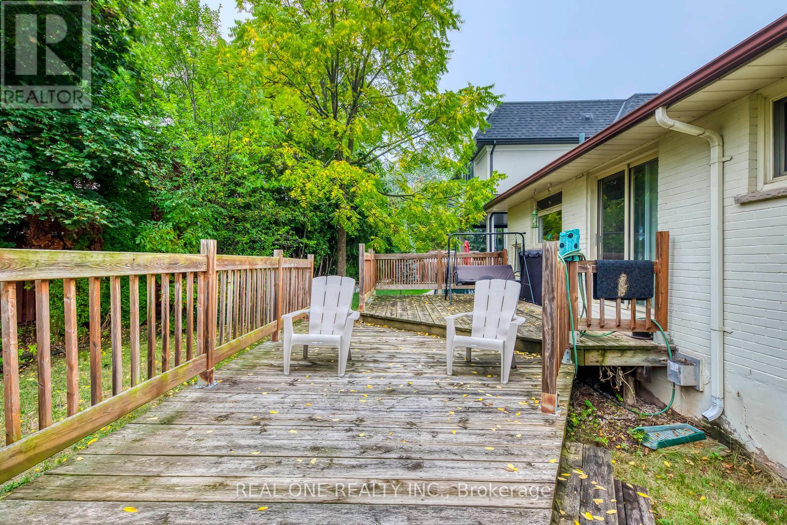 398 Tennyson Drive, Oakville, Ontario  L6L 3Z1 - Photo 10 - W12427109