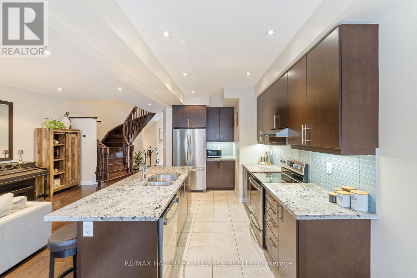 37 Diamond Leaf Lane, Halton Hills, Ontario  L7G 0G7 - Photo 15 - W12427133