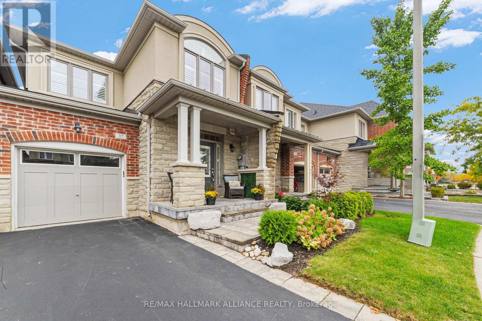 37 Diamond Leaf Lane, Halton Hills, Ontario  L7G 0G7 - Photo 2 - W12427133