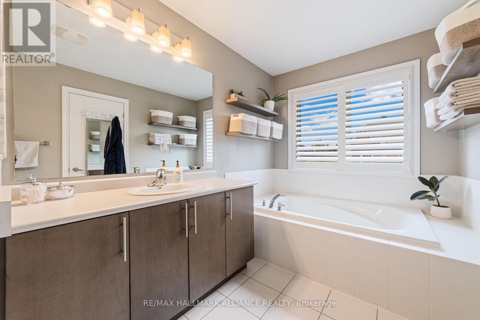 37 Diamond Leaf Lane, Halton Hills, Ontario  L7G 0G7 - Photo 30 - W12427133
