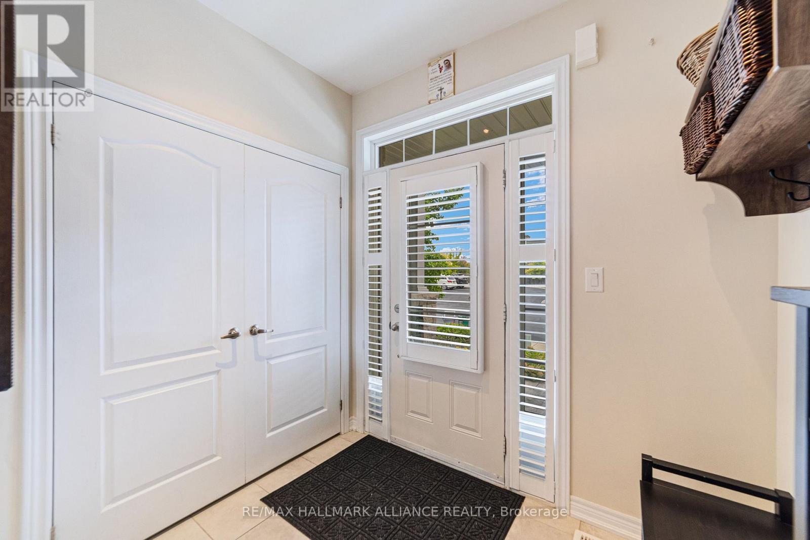 37 Diamond Leaf Lane, Halton Hills, Ontario  L7G 0G7 - Photo 4 - W12427133