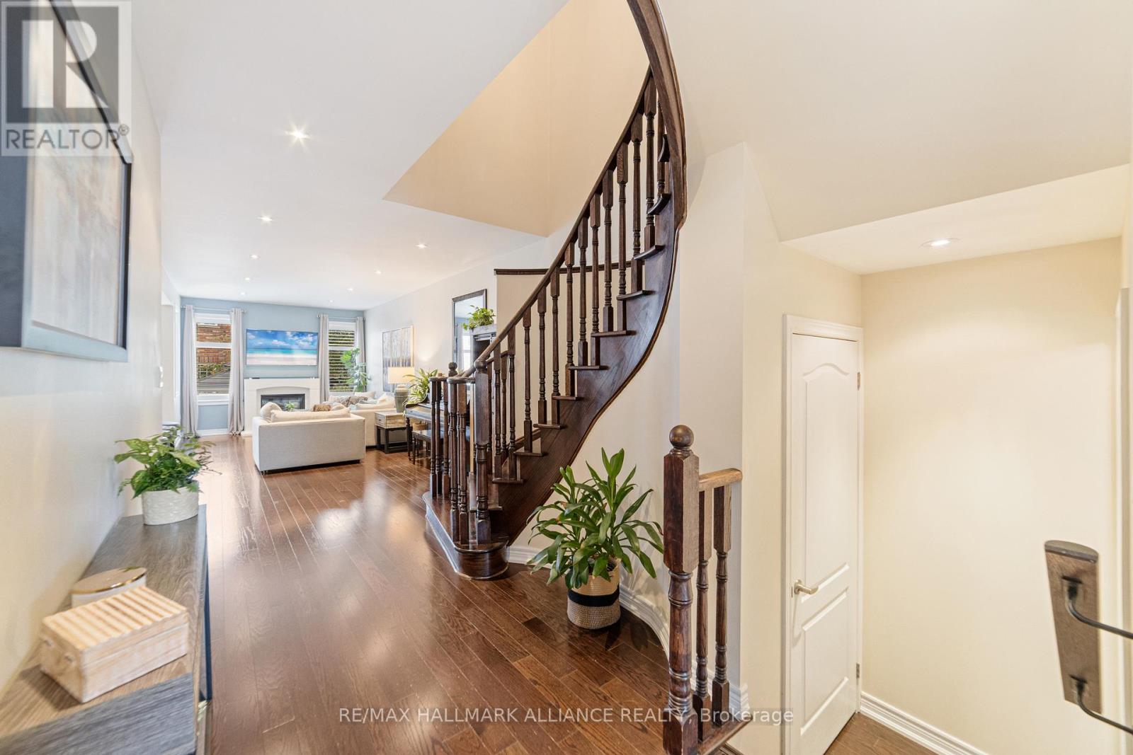 37 Diamond Leaf Lane, Halton Hills, Ontario  L7G 0G7 - Photo 5 - W12427133