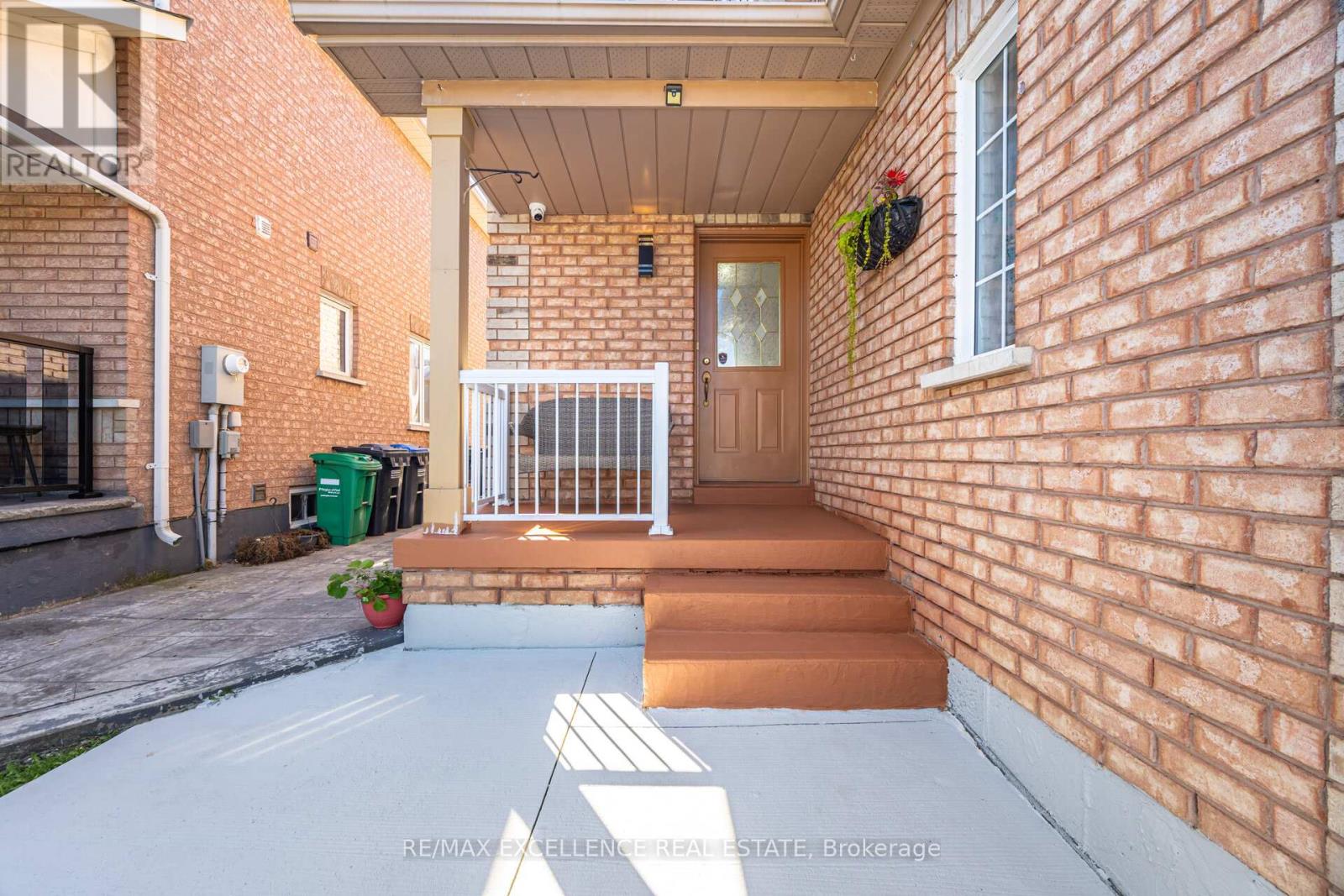 36 Coppermill Drive W, Brampton, Ontario  L7A 1M8 - Photo 3 - W12427138