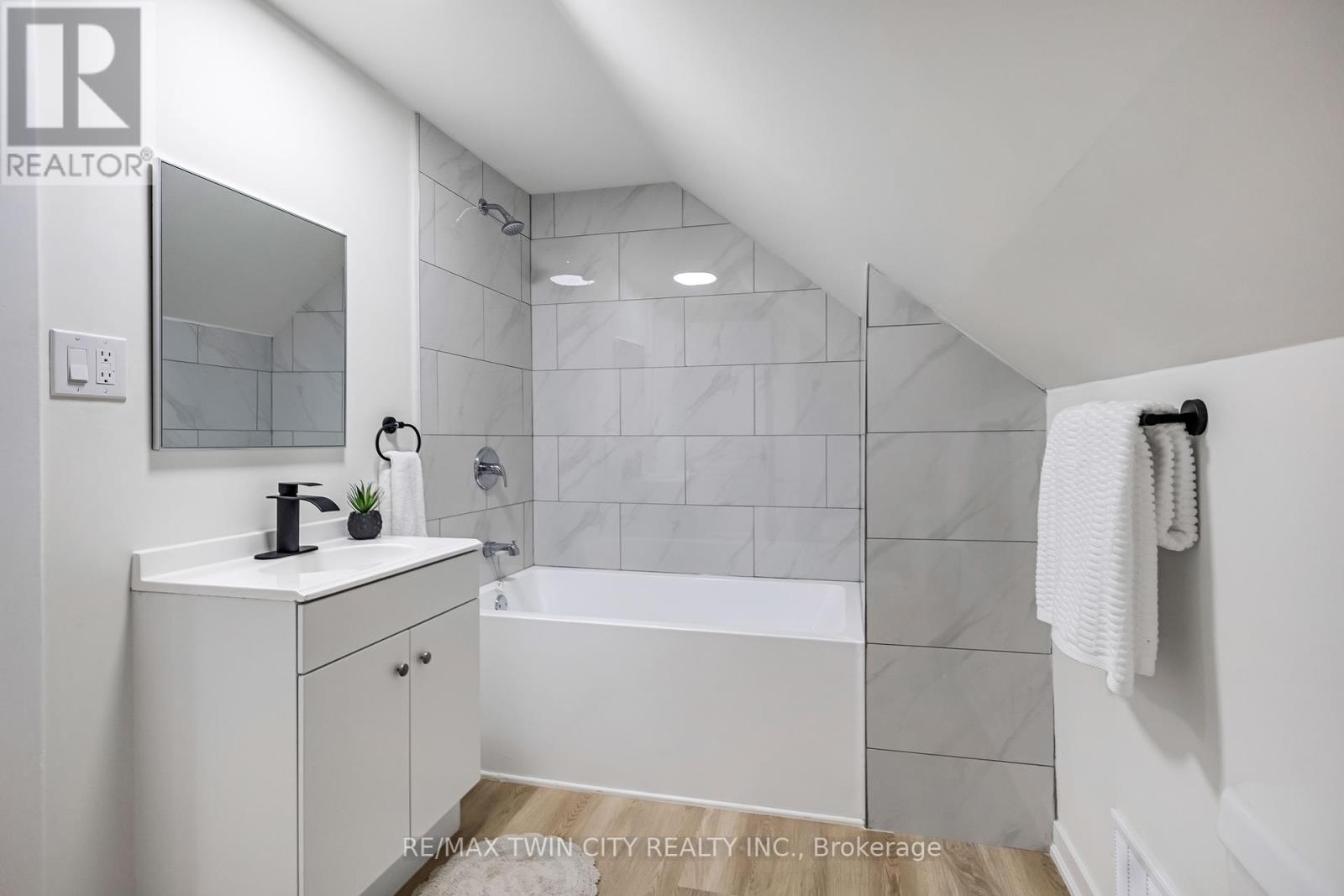15 Hawarden Avenue, Brantford, Ontario  N3T 4H2 - Photo 30 - X12427086
