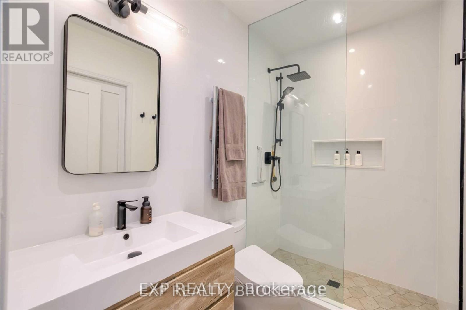 142 Bathurst Street, Toronto, Ontario  M5V 2R3 - Photo 13 - C12427146
