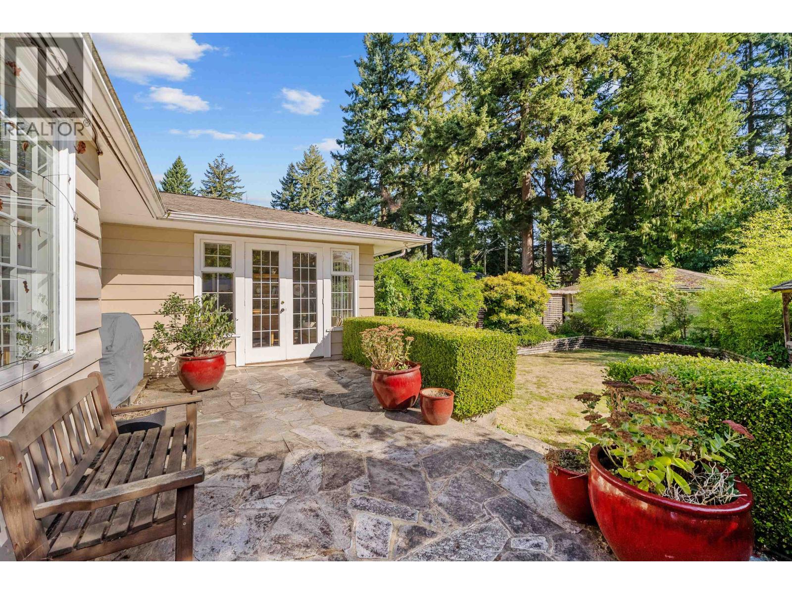 2000 LLOYD AVENUE, North Vancouver, British Columbia