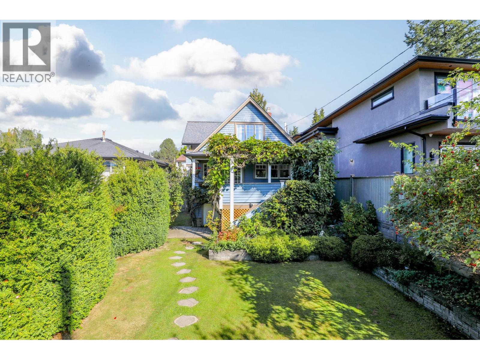 341 W 22ND STREET, North Vancouver, British Columbia