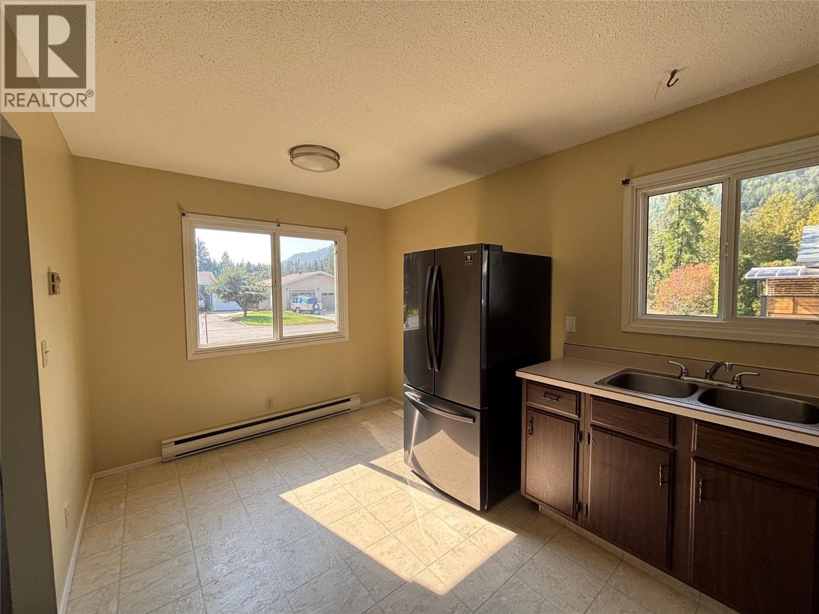 70 Juniper Avenue, Fruitvale, British Columbia  V0G 1L0 - Photo 2 - 10362403
