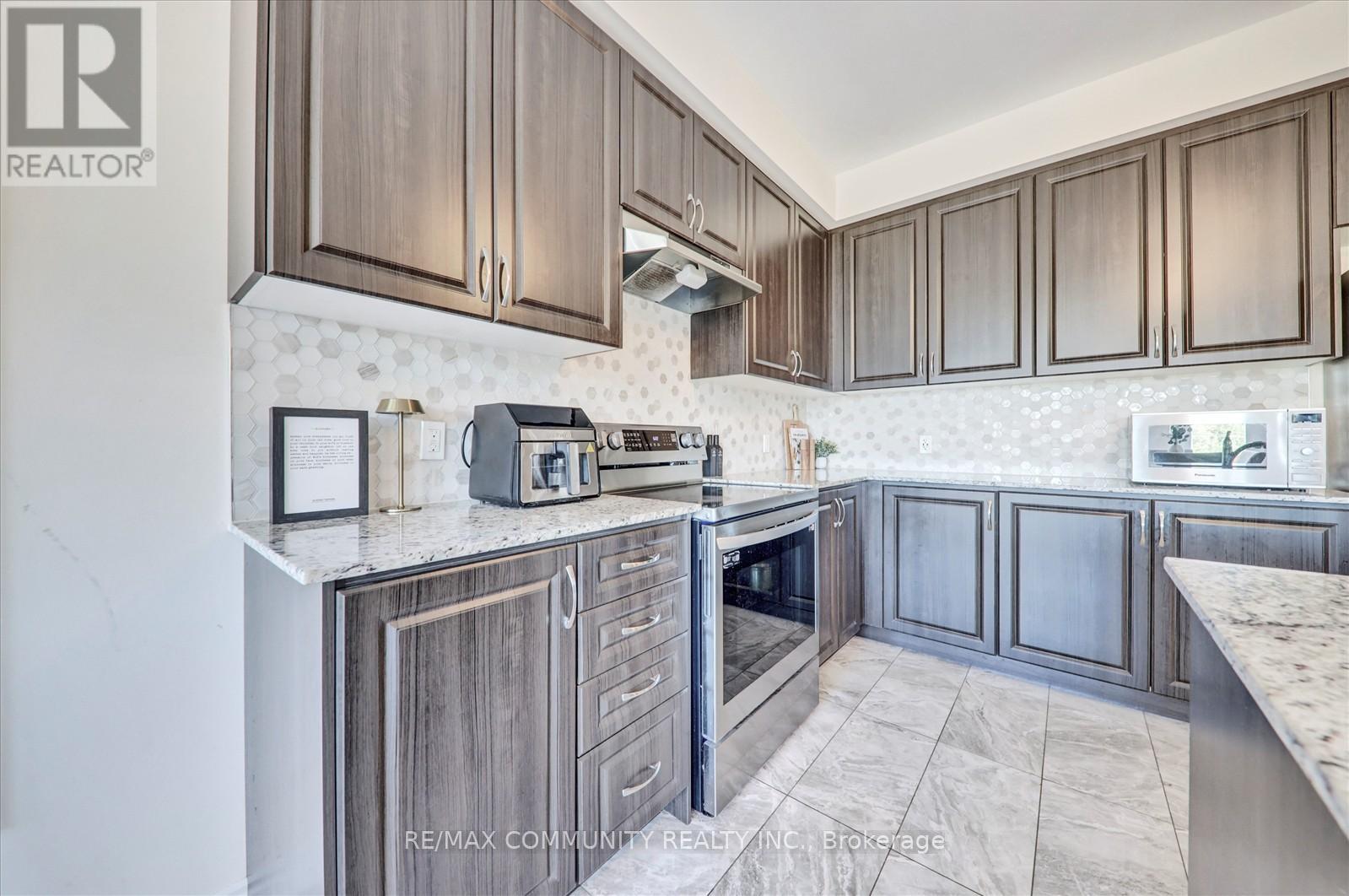 150 Jonkman Boulevard, Bradford West Gwillimbury, Ontario  L3Z 4J8 - Photo 13 - N12427194