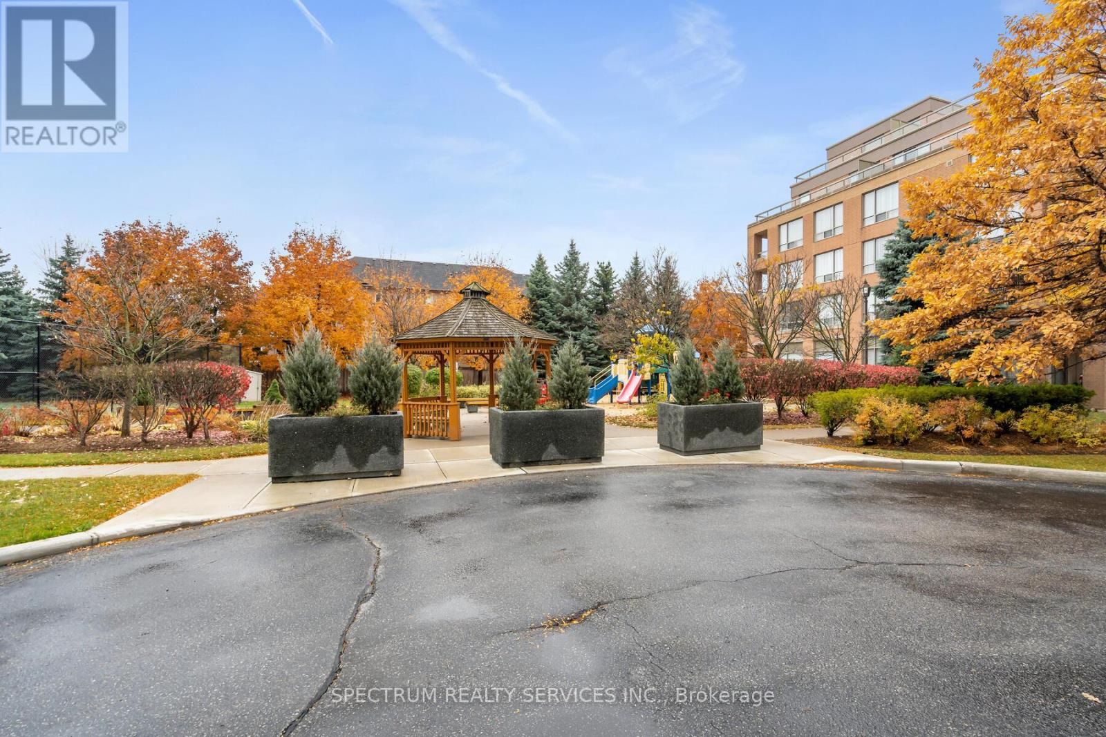 1016 - 9 Northern Heights Drive, Richmond Hill, Ontario  L4B 4M5 - Photo 13 - N12427275