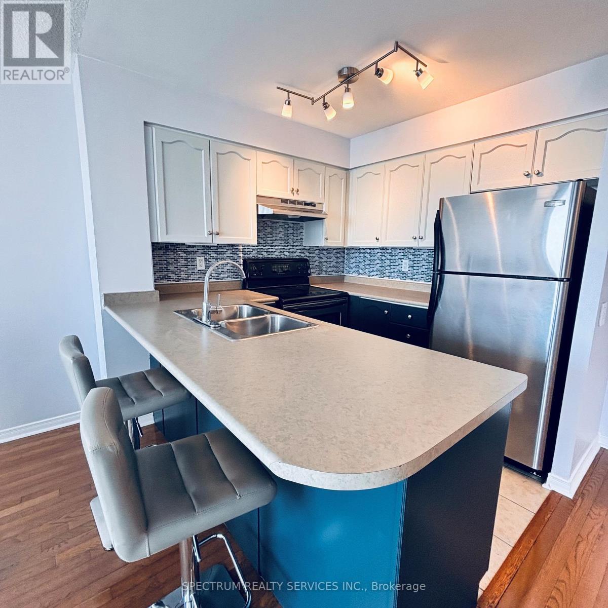1016 - 9 Northern Heights Drive, Richmond Hill, Ontario  L4B 4M5 - Photo 6 - N12427275
