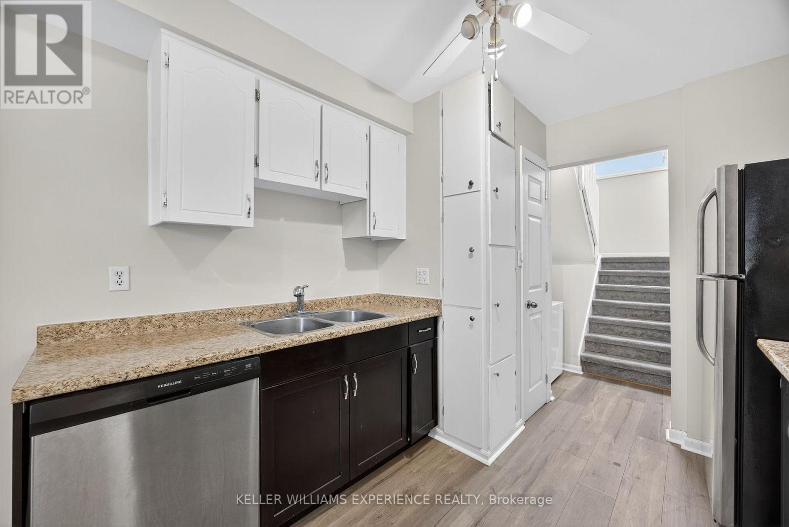 79 Carlton Road, Barrie, Ontario  L4M 5K8 - Photo 12 - S12427206