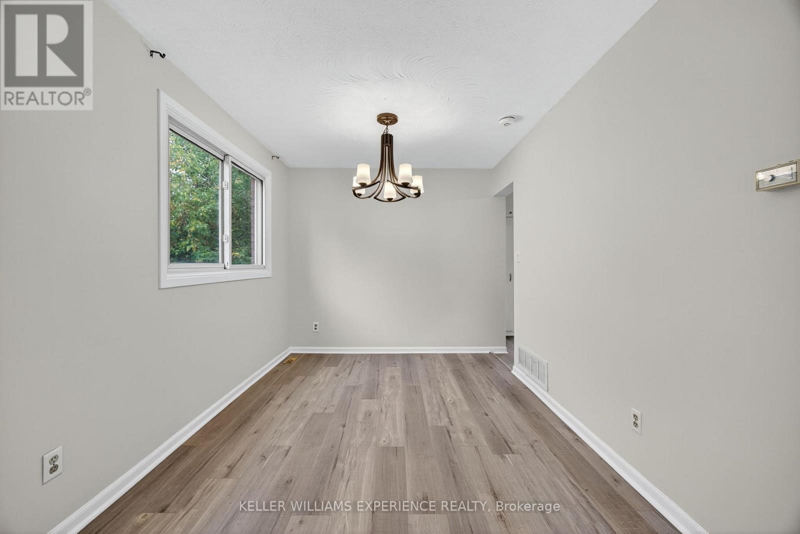 79 Carlton Road, Barrie, Ontario  L4M 5K8 - Photo 19 - S12427206