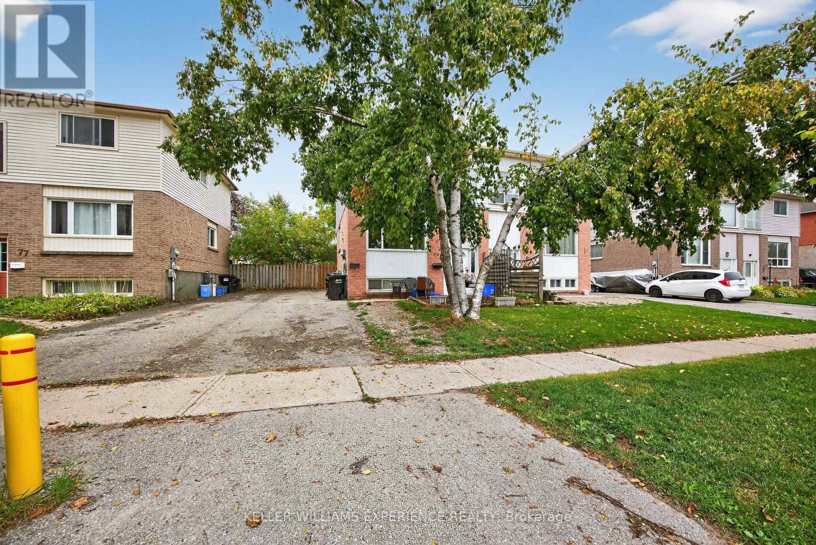 79 Carlton Road, Barrie, Ontario  L4M 5K8 - Photo 2 - S12427206