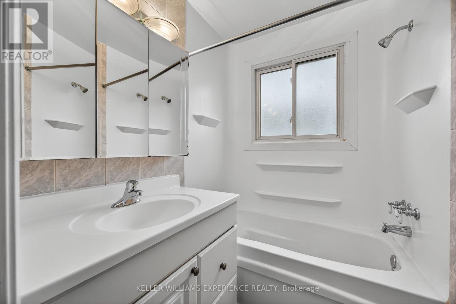 79 Carlton Road, Barrie, Ontario  L4M 5K8 - Photo 36 - S12427206