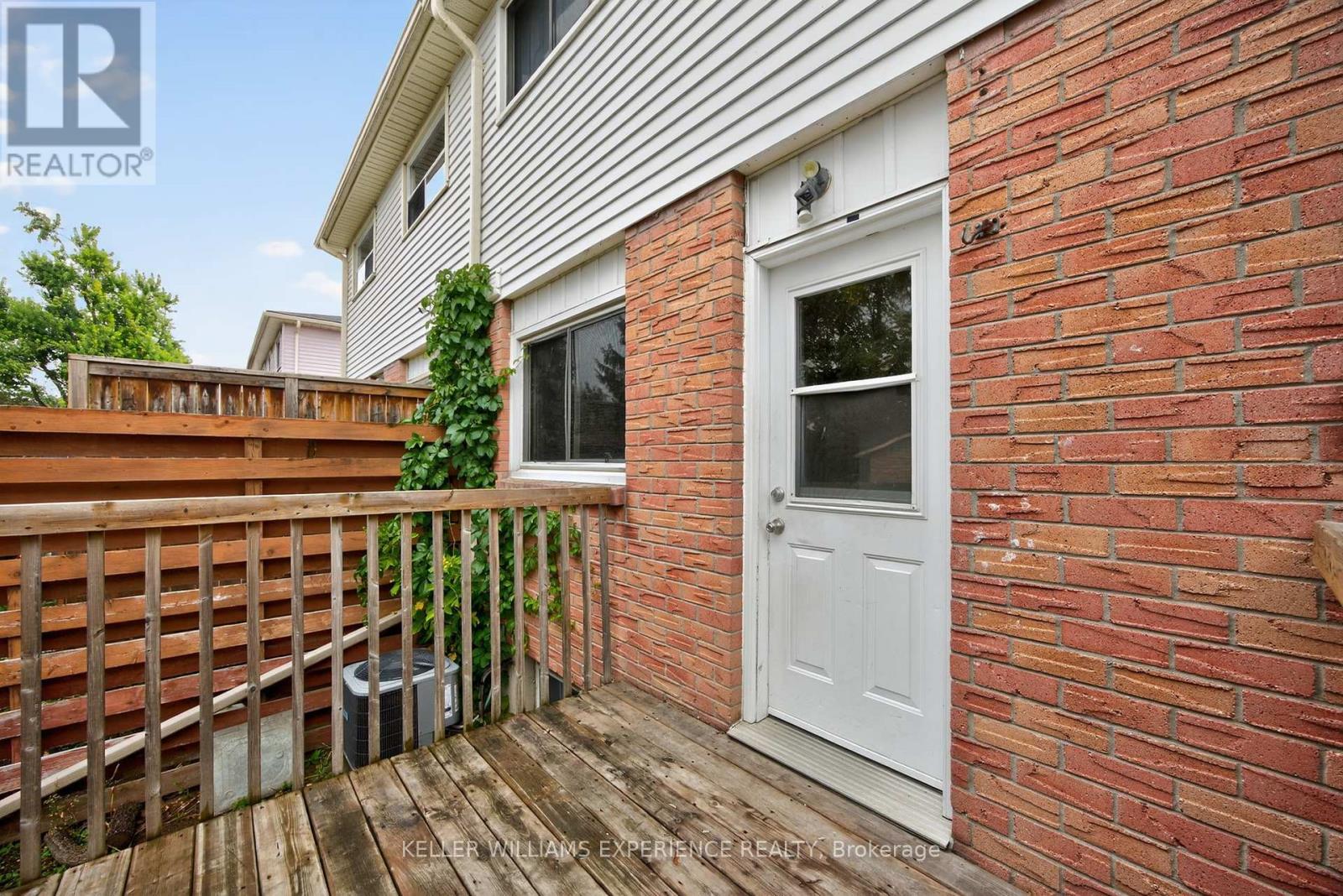79 Carlton Road, Barrie, Ontario  L4M 5K8 - Photo 5 - S12427206