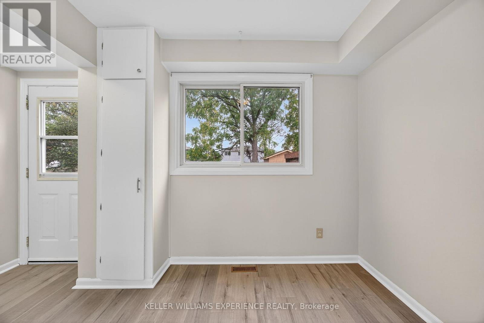 79 Carlton Road, Barrie, Ontario  L4M 5K8 - Photo 7 - S12427206