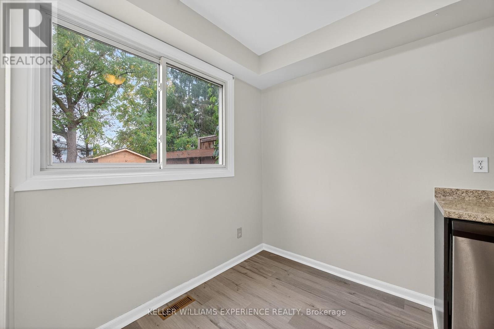 79 Carlton Road, Barrie, Ontario  L4M 5K8 - Photo 8 - S12427206