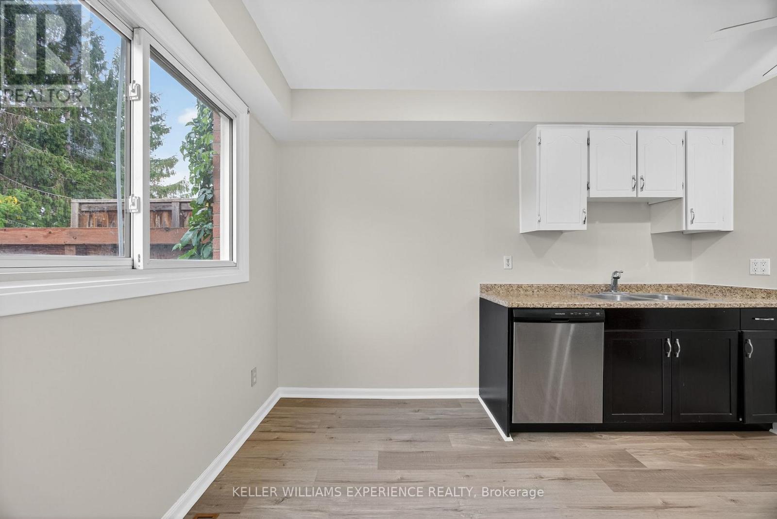 79 Carlton Road, Barrie, Ontario  L4M 5K8 - Photo 9 - S12427206