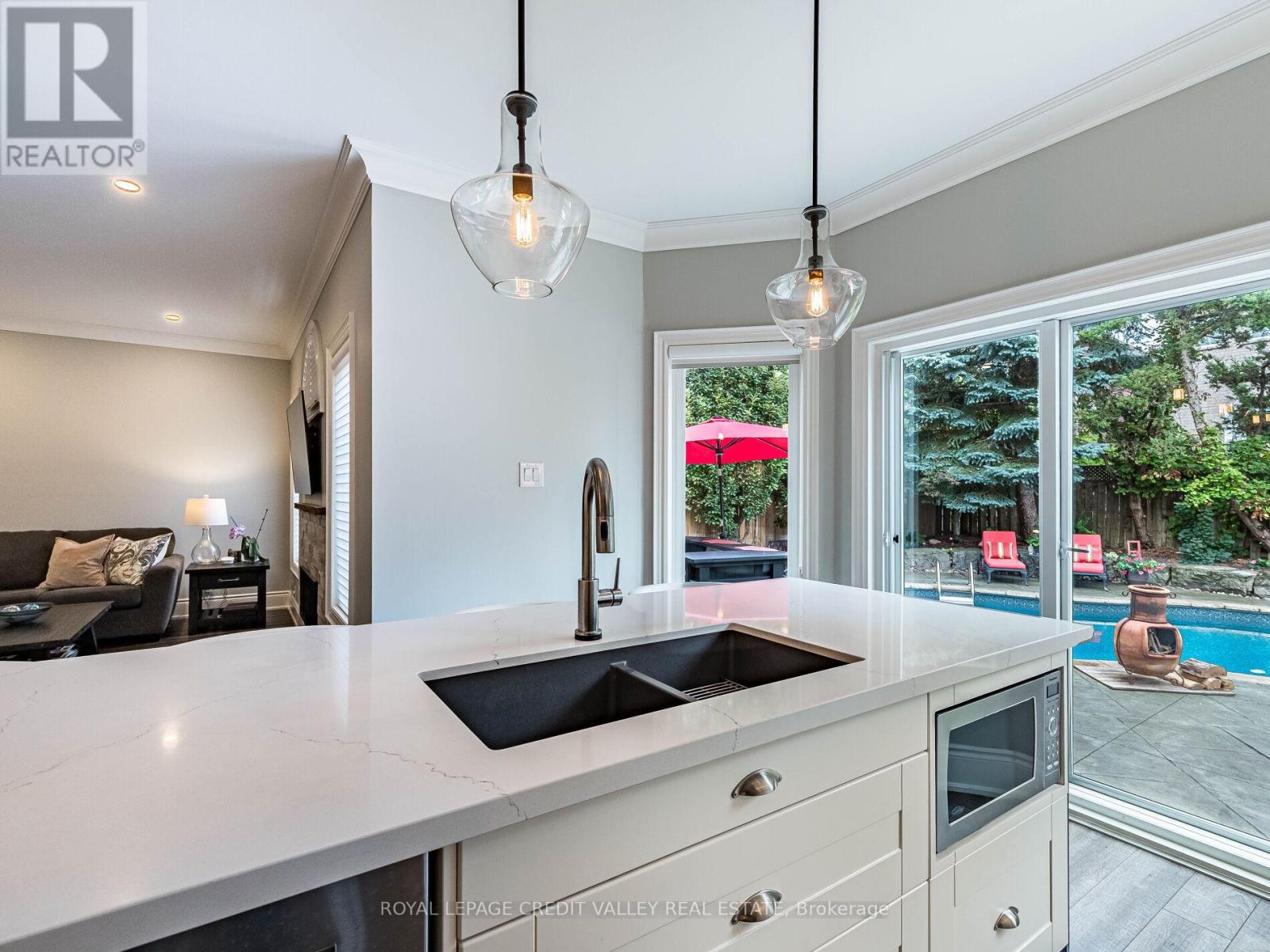 81 Pinebrook Circle, Caledon, Ontario  L7C 1C3 - Photo 14 - W12427184