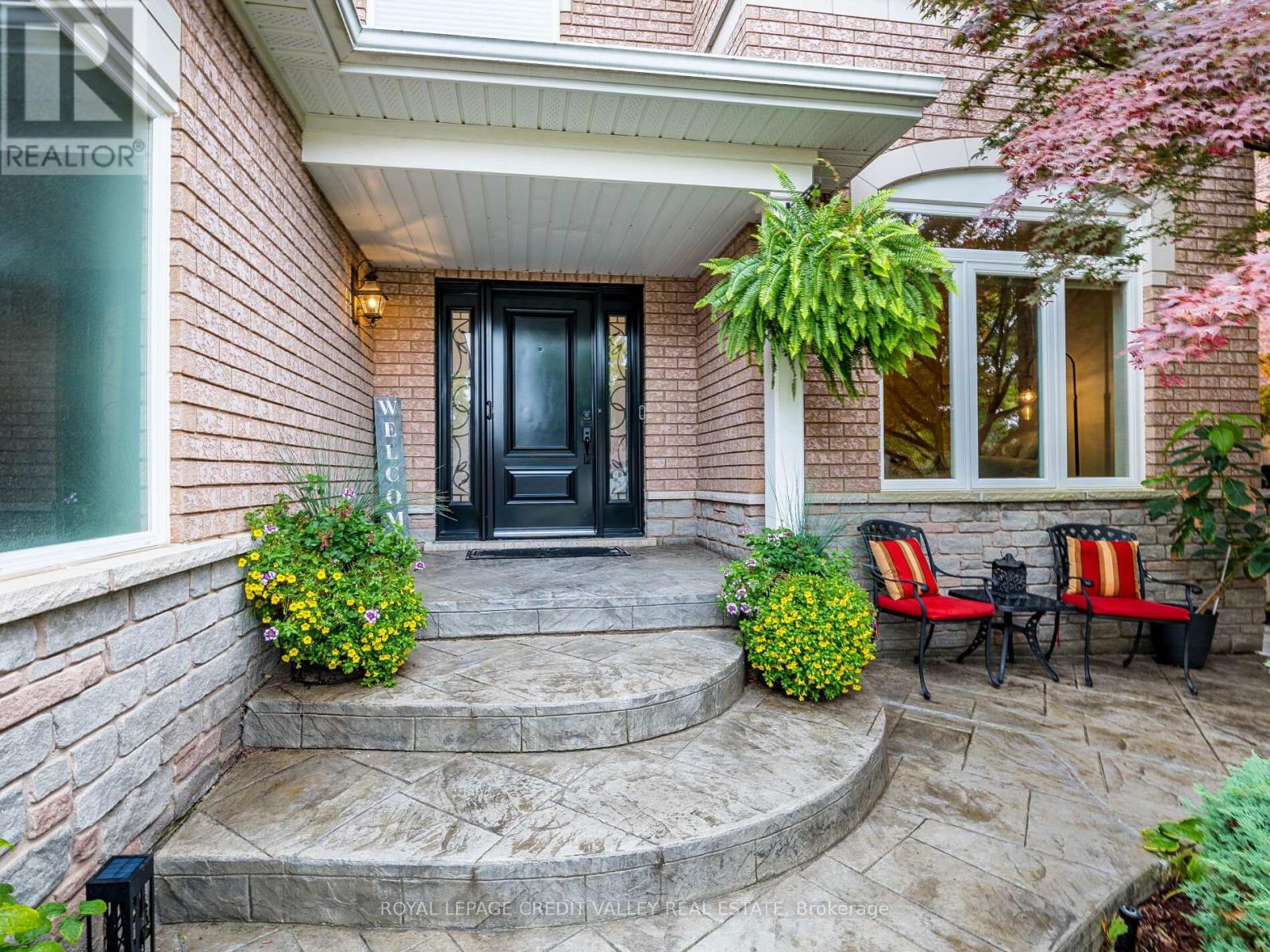 81 Pinebrook Circle, Caledon, Ontario  L7C 1C3 - Photo 5 - W12427184