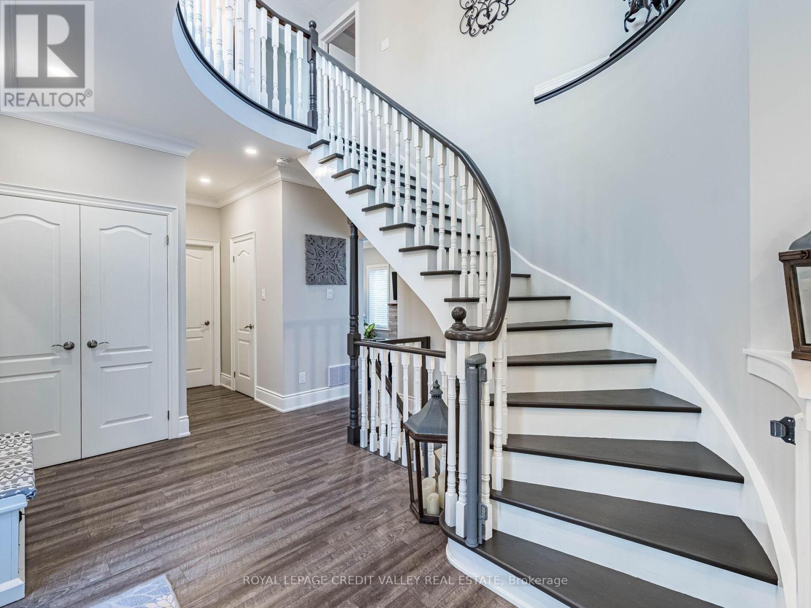 81 Pinebrook Circle, Caledon, Ontario  L7C 1C3 - Photo 7 - W12427184