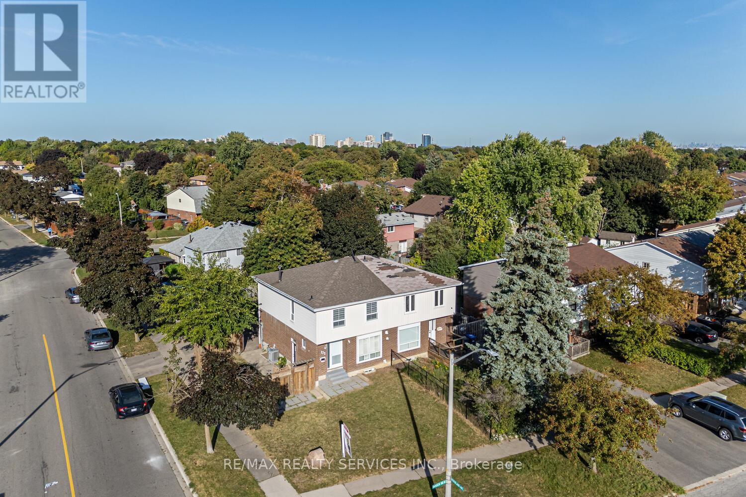 172 Hansen Road, Brampton, Ontario  L6V 2G6 - Photo 4 - W12427193