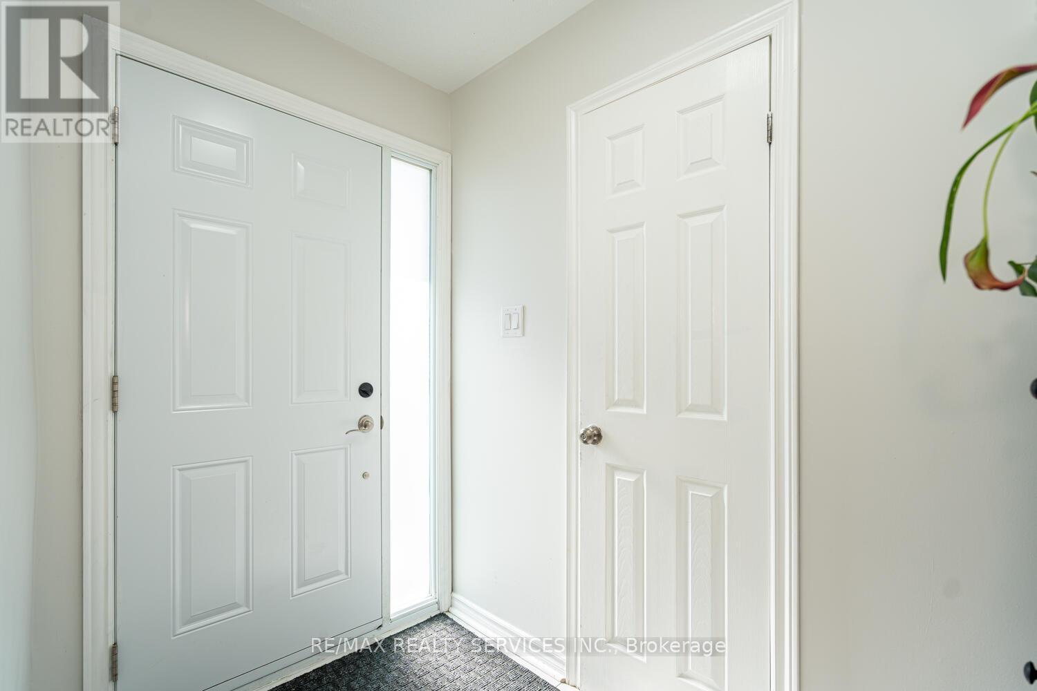 172 Hansen Road, Brampton, Ontario  L6V 2G6 - Photo 5 - W12427193