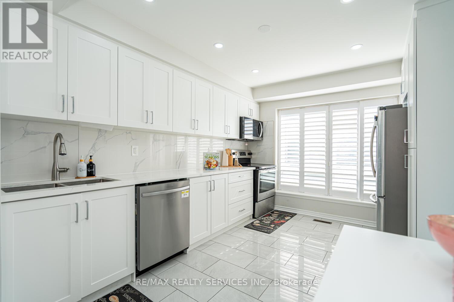 172 Hansen Road, Brampton, Ontario  L6V 2G6 - Photo 7 - W12427193