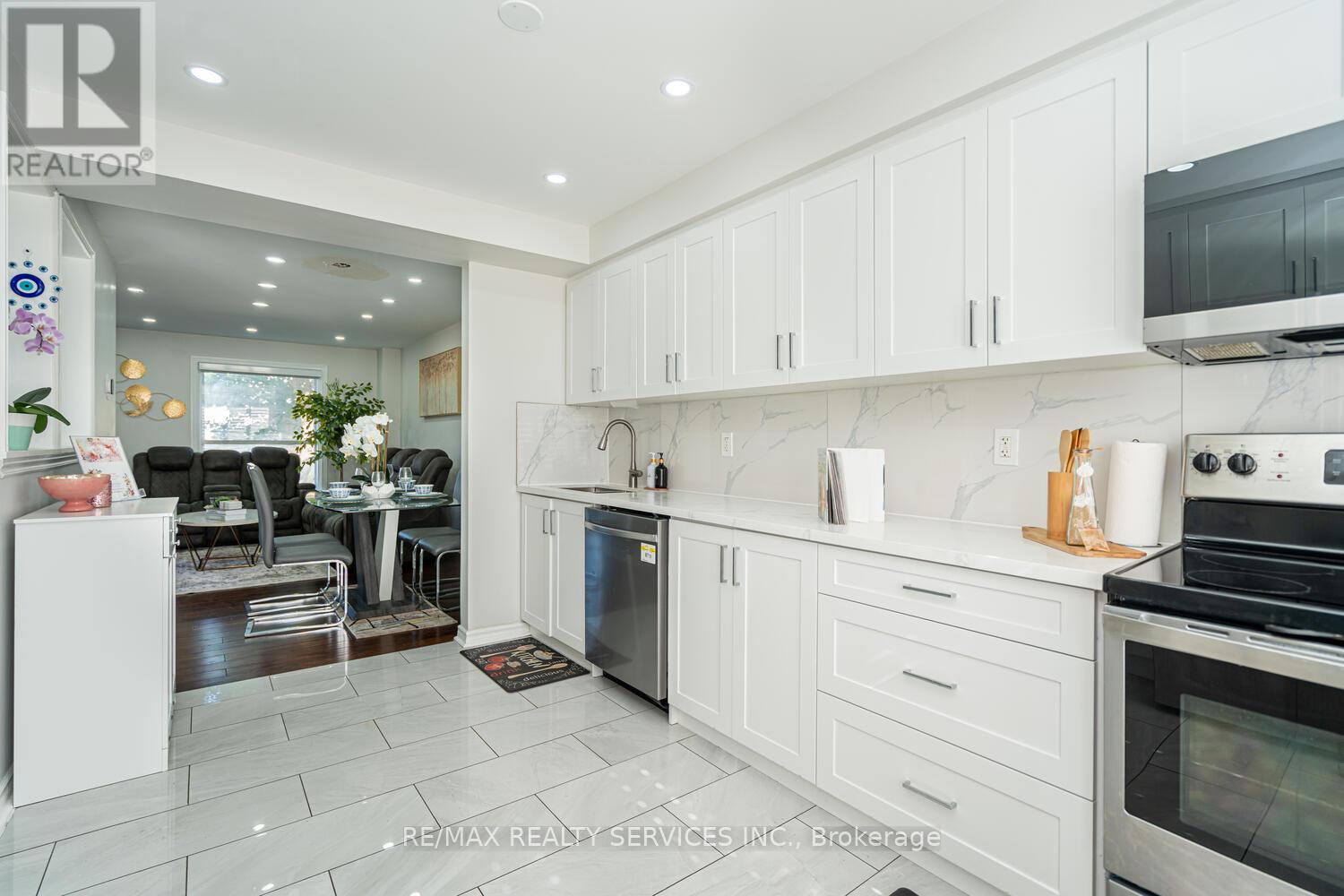 172 Hansen Road, Brampton, Ontario  L6V 2G6 - Photo 8 - W12427193
