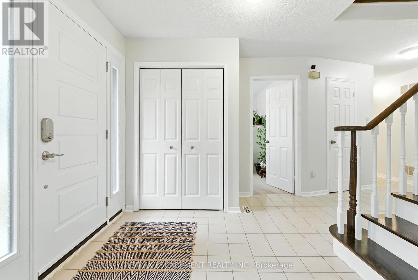 561 Harmony Avenue, Burlington, Ontario  L7N 3S7 - Photo 4 - W12427203