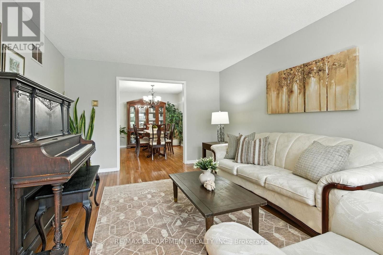 561 Harmony Avenue, Burlington, Ontario  L7N 3S7 - Photo 6 - W12427203