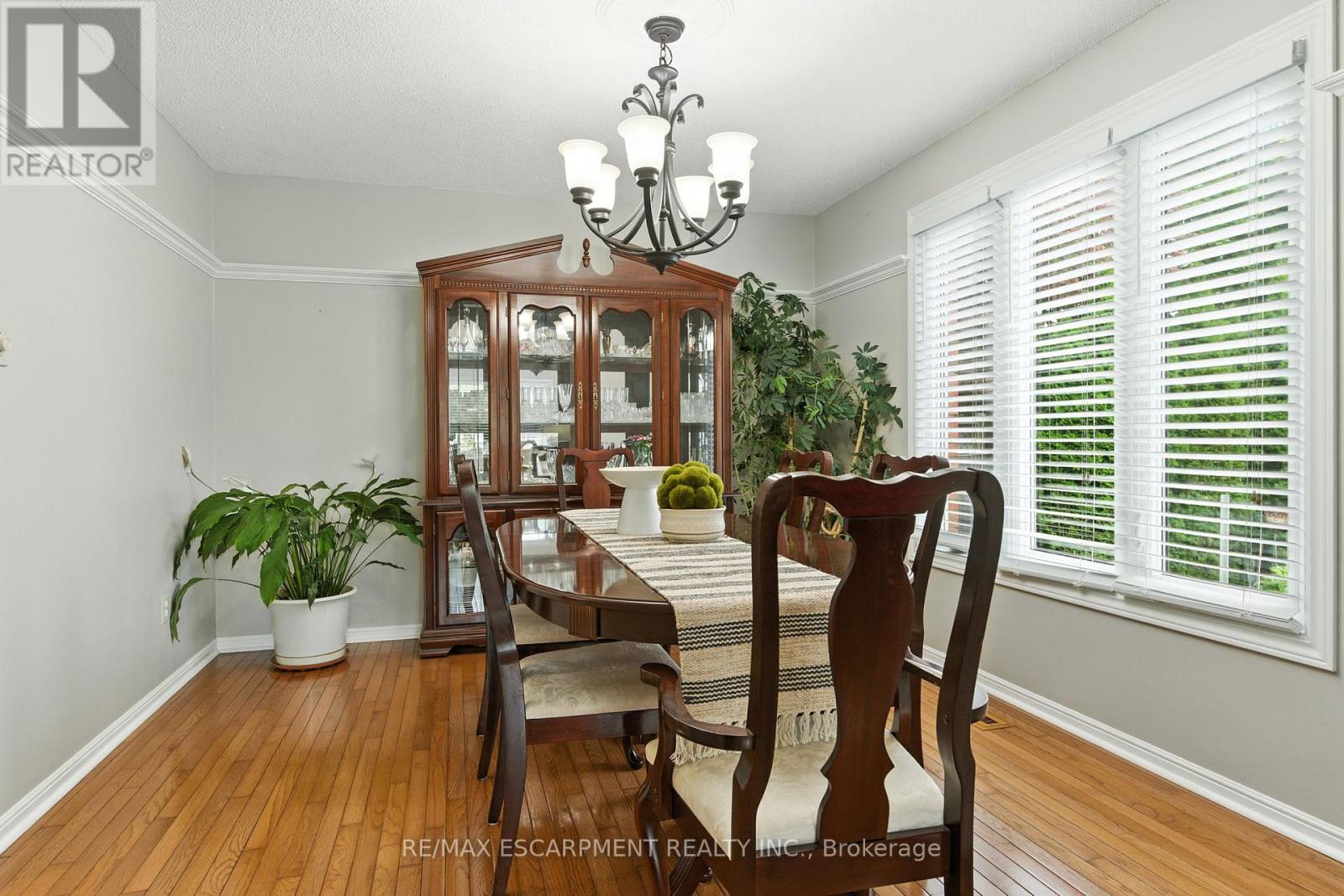 561 Harmony Avenue, Burlington, Ontario  L7N 3S7 - Photo 8 - W12427203