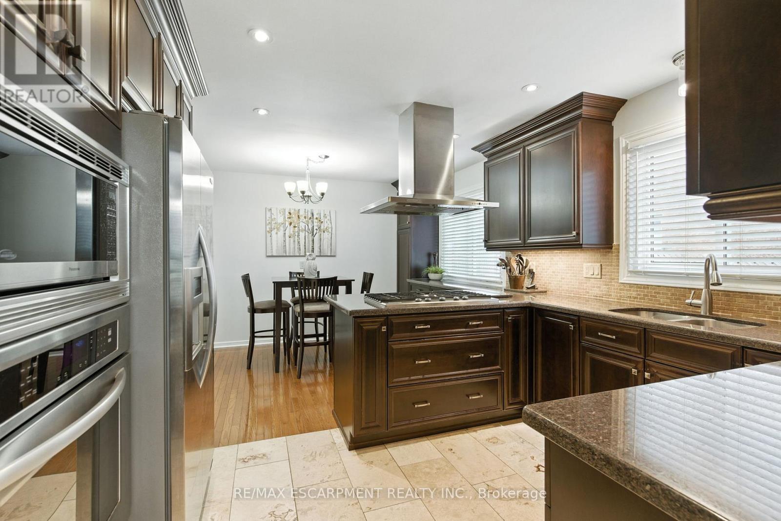 561 Harmony Avenue, Burlington, Ontario  L7N 3S7 - Photo 9 - W12427203