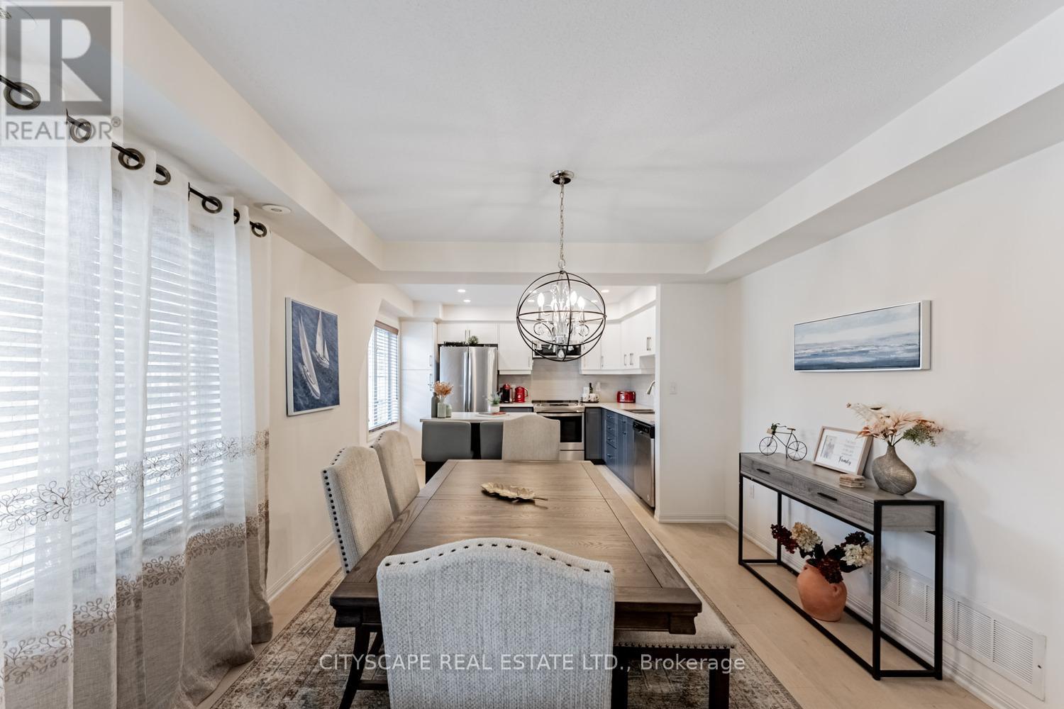 3 - 700 Neighbourhood Circle, Mississauga, Ontario  L5B 0A6 - Photo 4 - W12427207