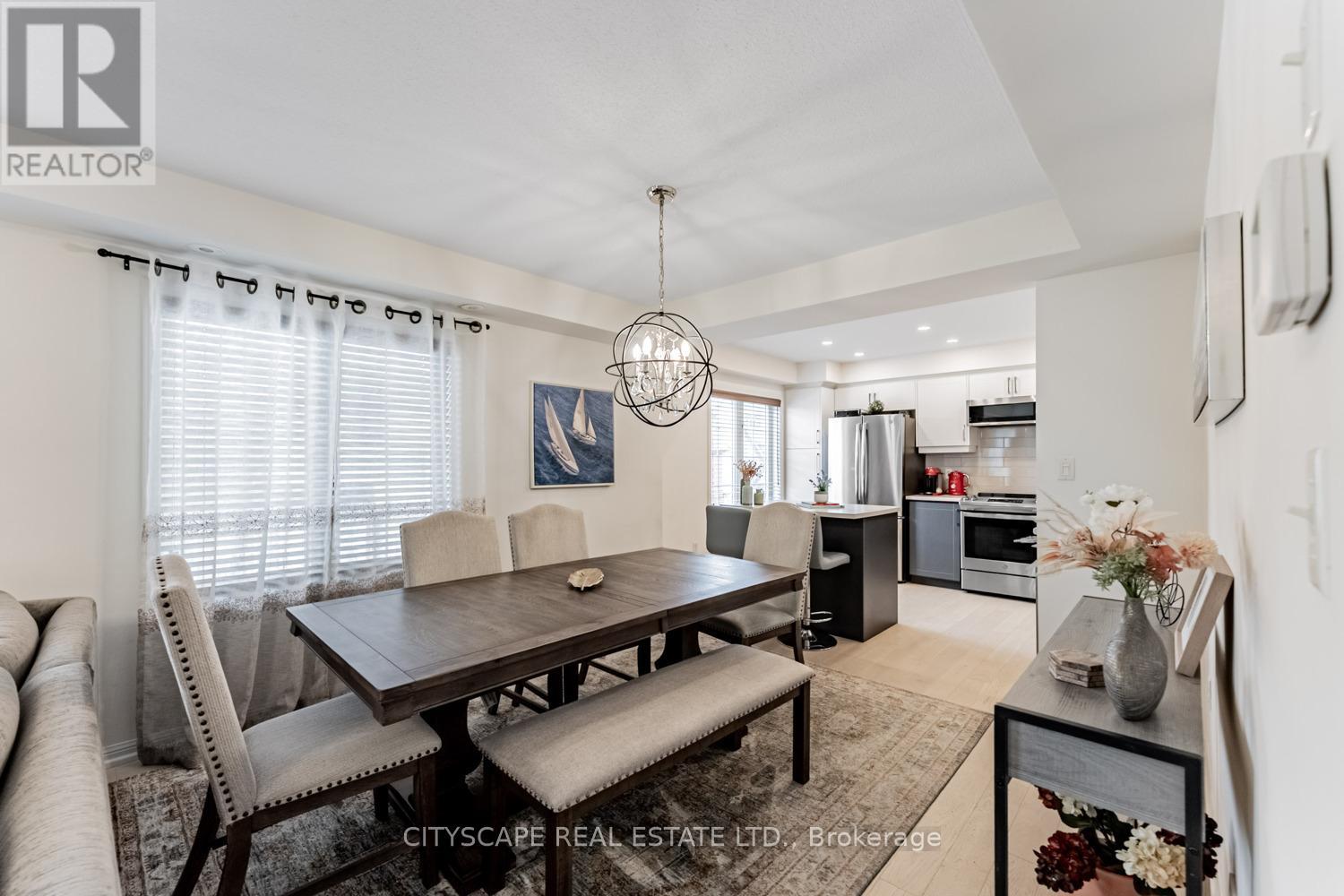 3 - 700 Neighbourhood Circle, Mississauga, Ontario  L5B 0A6 - Photo 5 - W12427207