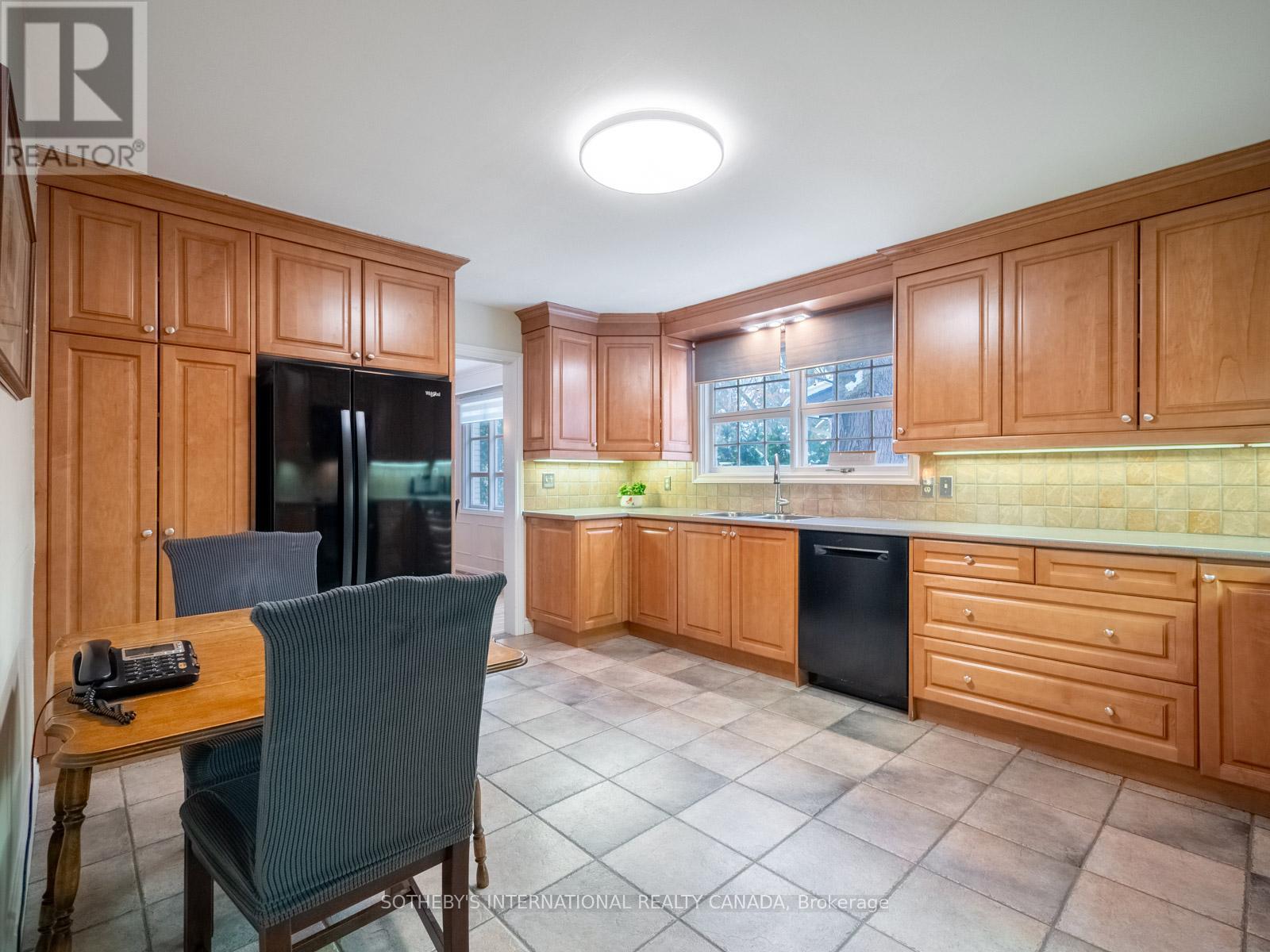 1601 Calumet Place, Mississauga, Ontario  L5J 3B1 - Photo 10 - W12427213