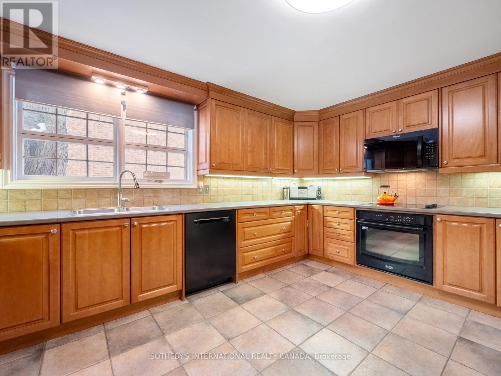 1601 Calumet Place, Mississauga, Ontario  L5J 3B1 - Photo 12 - W12427213