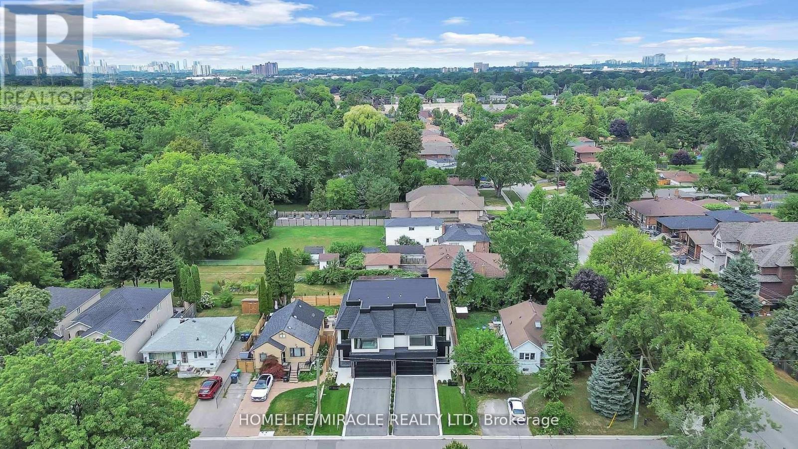 853 Tenth Street, Mississauga, Ontario  L5E 1S7 - Photo 2 - W12427217