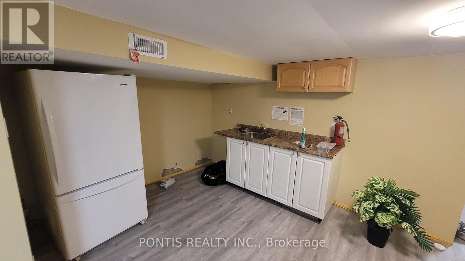 612 Lakeshore Road E, Mississauga, Ontario  L5G 1J4 - Photo 13 - W12427264